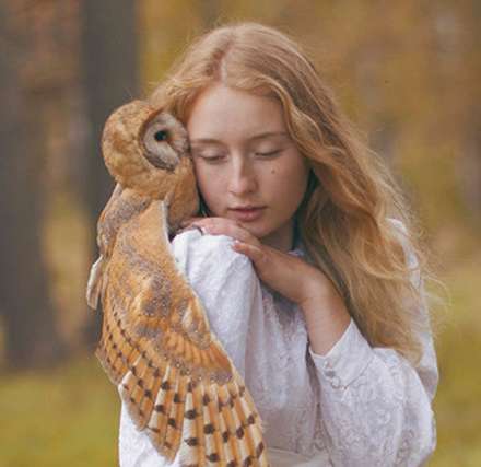 انسان و حیوان غرق در هارمونی طبیعت