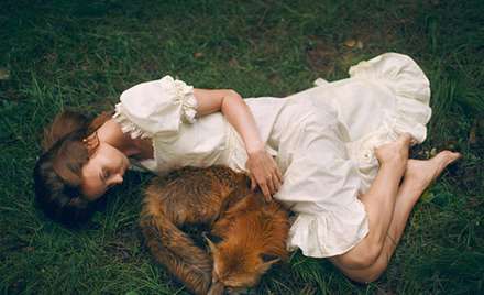 انسان و حیوان غرق در هارمونی طبیعت