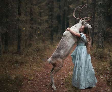 انسان و حیوان غرق در هارمونی طبیعت