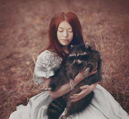 انسان و حیوان غرق در هارمونی طبیعت