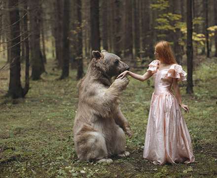 انسان و حیوان غرق در هارمونی طبیعت