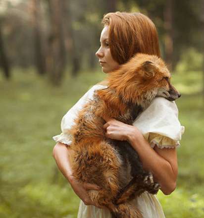 انسان و حیوان غرق در هارمونی طبیعت