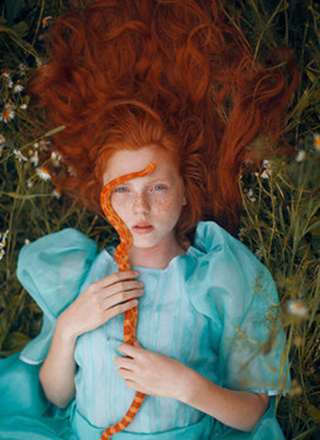 انسان و حیوان غرق در هارمونی طبیعت