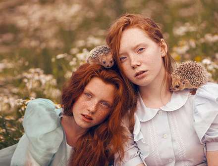 انسان و حیوان غرق در هارمونی طبیعت