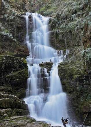 آبشار شگفت‌انگیزی با هفت پلکان بهشتی