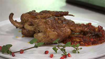 بلدرچین شکم پر با سیر و انار