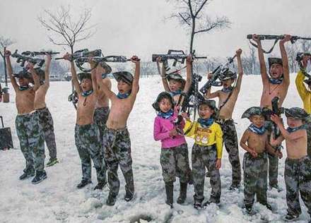 کودکانی که در سرما آموزش نظامی می‌بینند