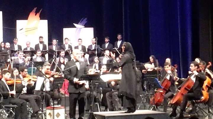 حضور اولین بانوی رهبر ارکستر بر صحنه تالار وحدت