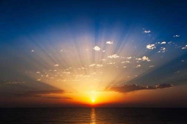 صبح خود را با تماشای شکوهمندترین طلوع خورشید در زمین آغاز کنید