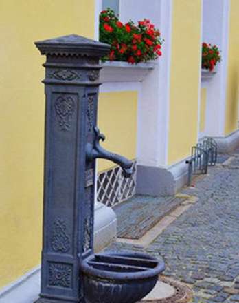 با گلدان‌های پنجره‌ای، نمای شهر را زیباتر کنیم