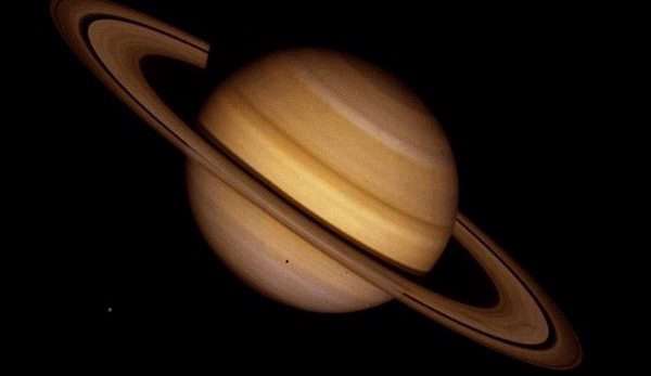 چرا سیارهی زحل حلقه دارد؟
