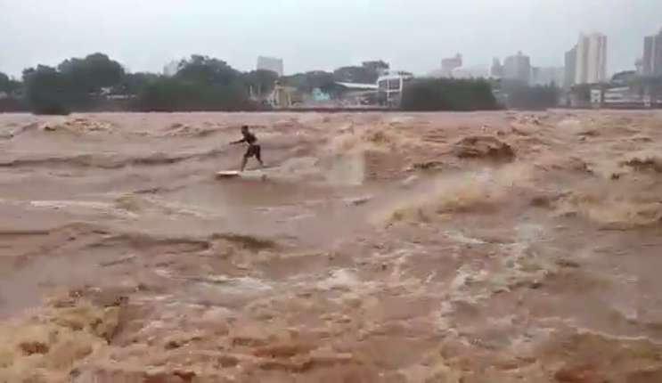 موج‌سواری دلهره‌آور در رودخانه‌ای که طغیان کرده است