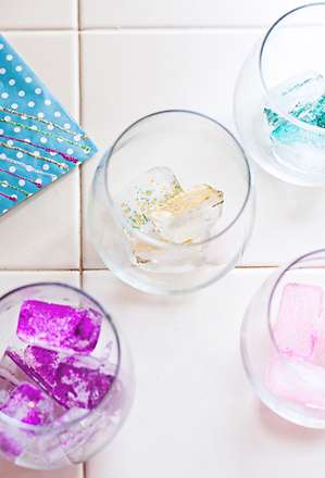 راه برای درست کردن تکه های یخ طعم دار