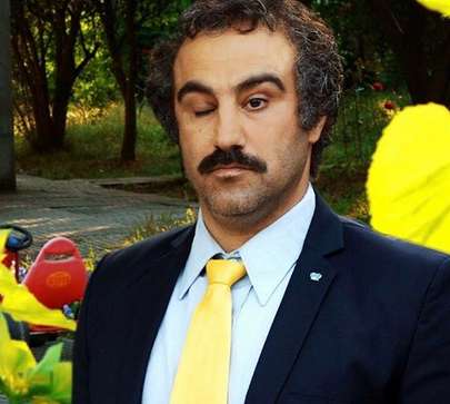 کار کردن «محسن تنابنده» با زانوی جراحی شده در «پایتخت»