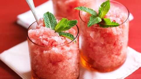 مهارت عجیب سرآشپز در طراحی یخ داخل نوشیدنی!