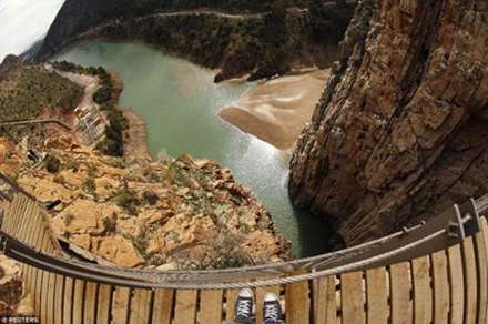 چرا این پیاده رو اینقدر ترسناک است