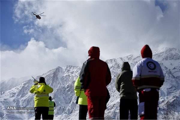 تلاش نجاتگران هلال احمر برای یافتن بقایای مسافران هماپیمای آسمان