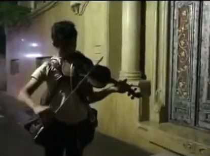 نواختن بى نظیر ویالون توسط پسرکى دوره گرد!