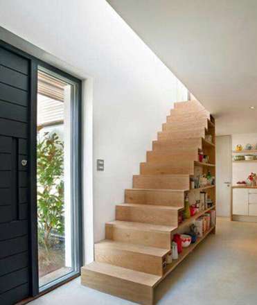 تبدیل فضای زیر راه‌پله به کتابخانه