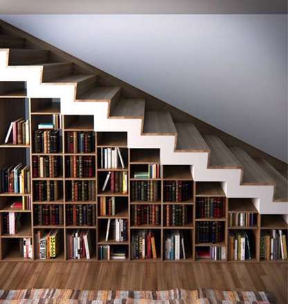 تبدیل فضای زیر راه‌پله به کتابخانه