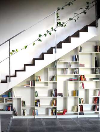 تبدیل فضای زیر راه‌پله به کتابخانه