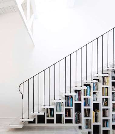 تبدیل فضای زیر راه‌پله به کتابخانه