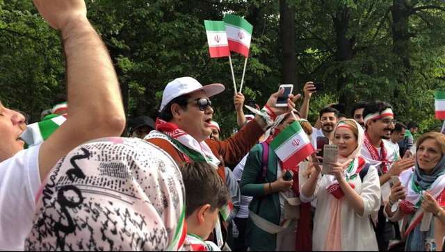 همخوانی هواداران ایرانی با سالار عقیلی در روسیه