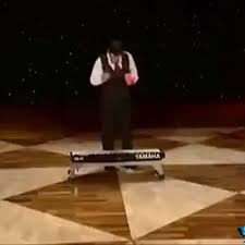 هنرمند به ایشون می گن؛ نواختن موسیقی با توپ!