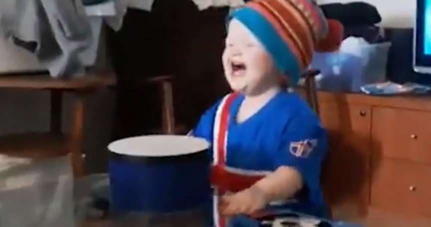 تماشاگر ویژه بازی ایسلند و نیجریه با تشویق معروف ایسلندی