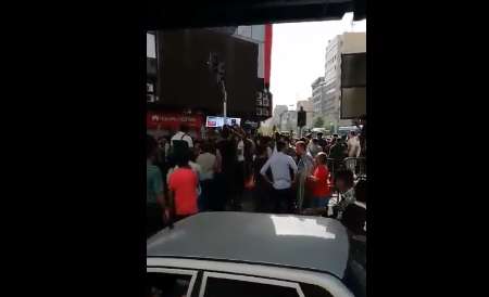 تجمع مردم تهران در اعتراض به افزایش بی‌رویه نرخ دلار