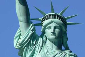 بازداشت زن معترض زیر پای مجسمه آزادی!