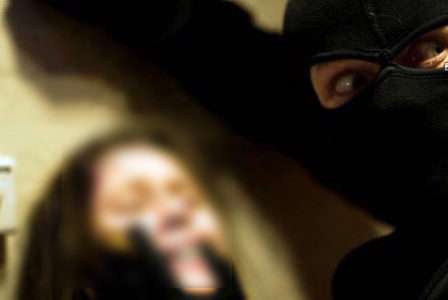 مبارزه دلهره‌آور دختر نوجوان با مرد شیطان صفت!