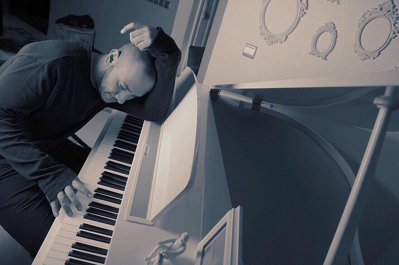 پیانونوازی و عاشقانه خوانی جذاب آقای خاص ، «اشوان»