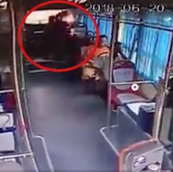 انفجار پاور بانک در مقابل صورت زن جوان