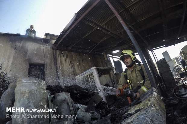 ادامه عملیات اطفا حریق برج 20 طبقه در تهران