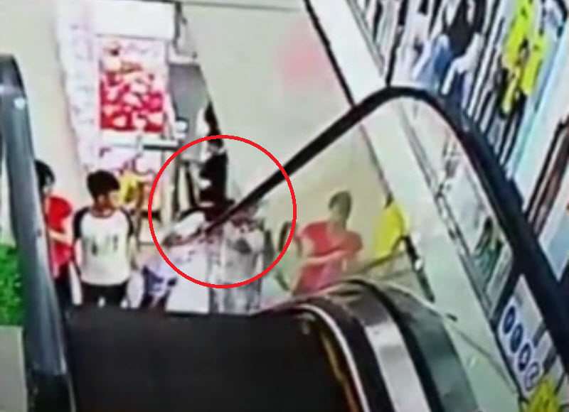 لحظه گیرکردن سر دختر نوجوان در پله‌برقی!