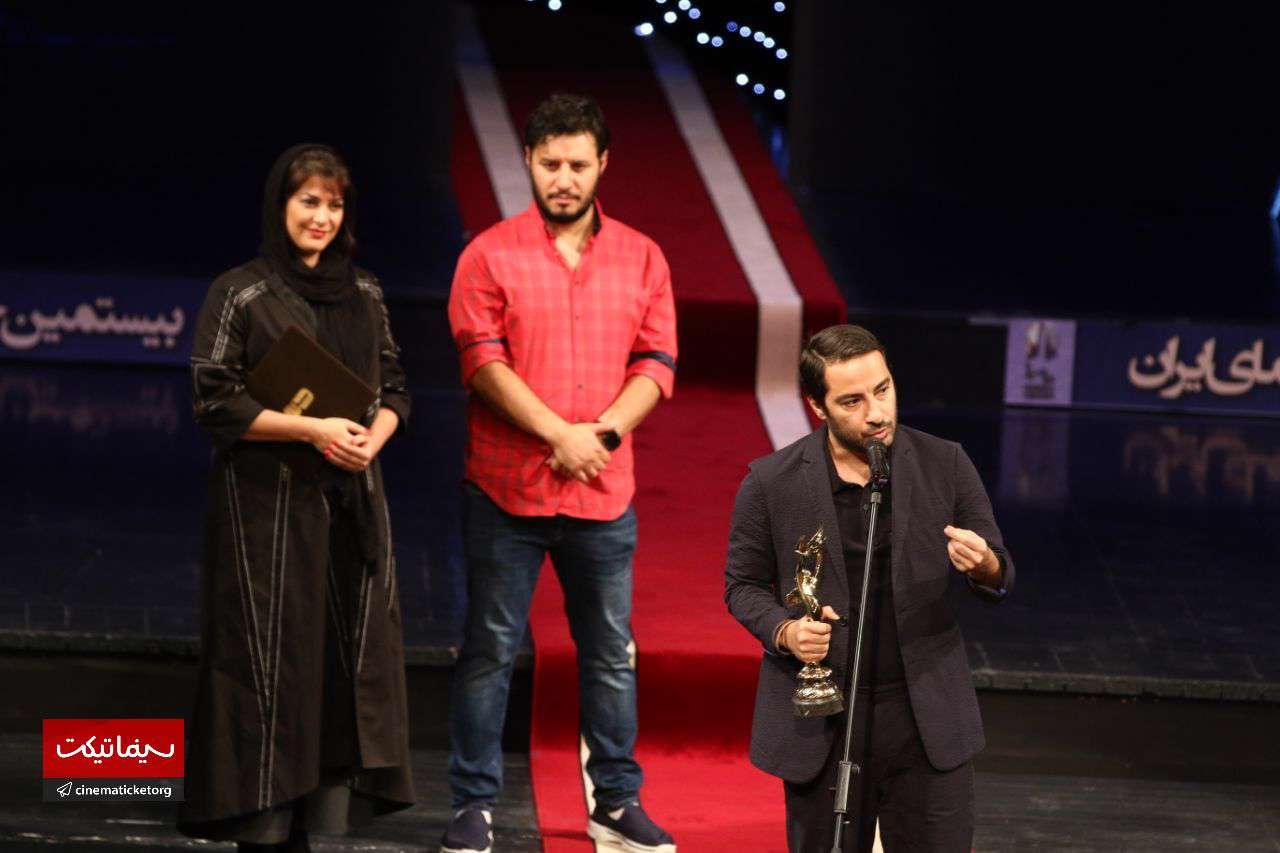 لحظه اعلام نام نوید محمدزاده به عنوان برنده جایزه بهترین بازیگر مکمل مرد