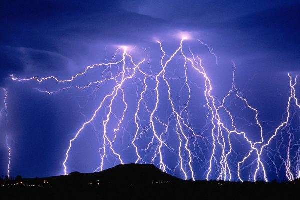 رعد و برق وسط آواز خواندن