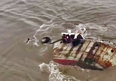 نجات سرنشینان کشتی، چند ثانیه قبل از فرورفتن در دریا