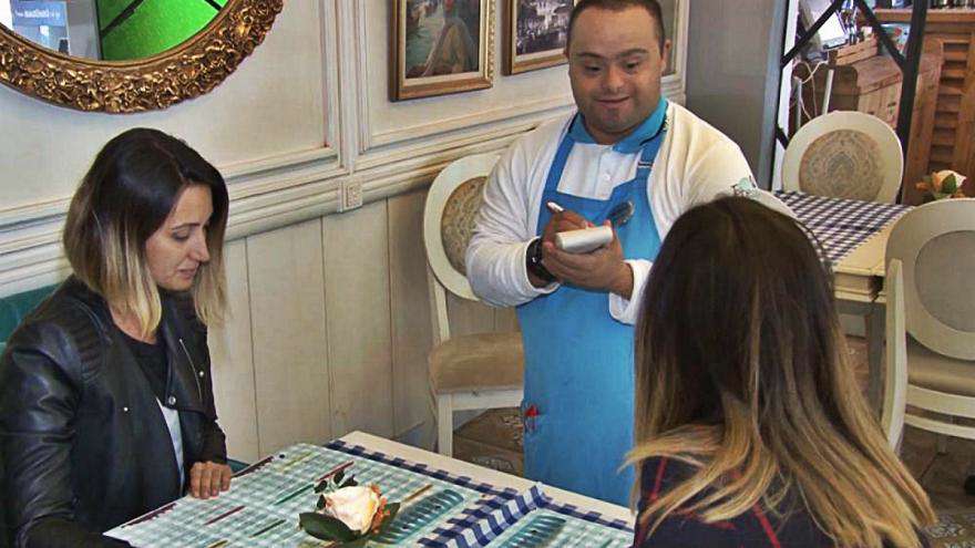 کارکنان مبتلا به سندروم داون در کافه‌ لبخند