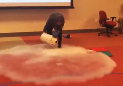 آزمایش جالب ریختن هیدروژن مایع روی آب جوش