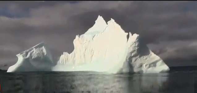 کوه یخی عظیم شناور در ایسلند!