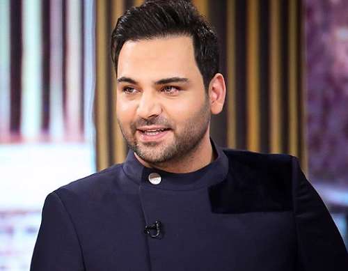 بازدید «احسان علیخانی» از روستایی که کانکس‌هایش در قبرستان است!