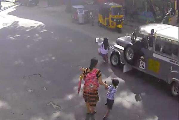 سالم ماندن دختر بچه 5 ساله پس از تصادف وحشتناک با ماشین!