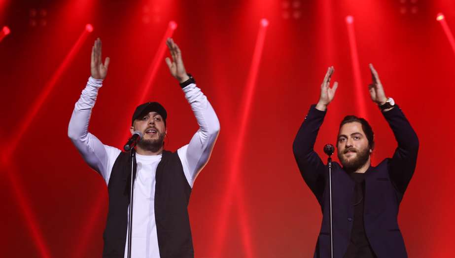 'رعنا' خواندن آرش و مسیح در کنسرت رشت!