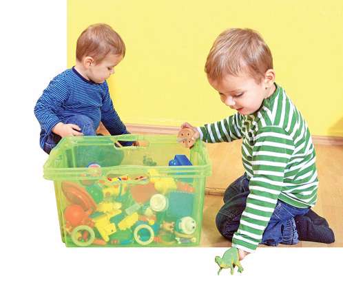 تلاش بیهوده کودک برای جمع کردن اسباب بازی