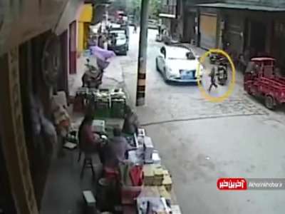 بی احتیاطی راننده خودرو در کوچه فرعی