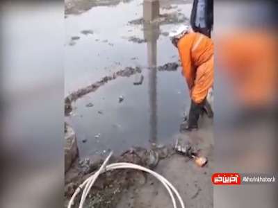 اقدام قابل تحسین کارگر شهرداری برای باز کردن مسیر آب