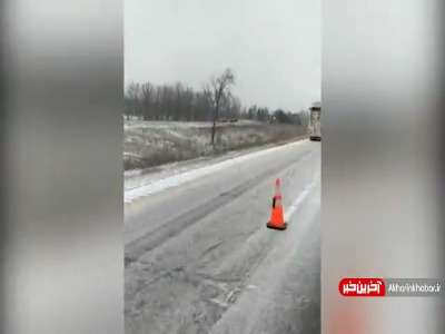 تریلی چپ کرده تو ایالت میشیگان، همزمان اونور یکی دیگه چپ میکنه!