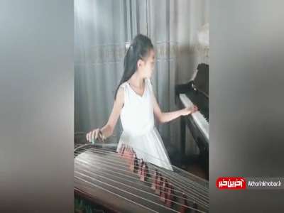 دختر با استعداد چینی، پیانو و ساز سنتی چینی را همزمان می نوازد!